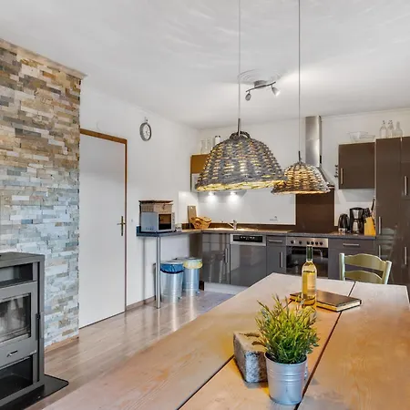 In Near Lifts * לאוגנג