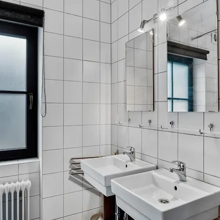 In Near Lifts בקתה *