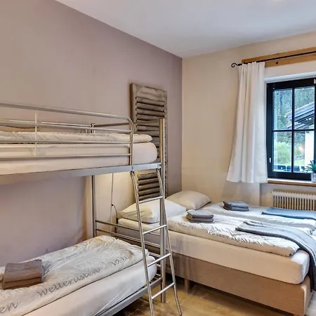 In Near Lifts * לאוגנג